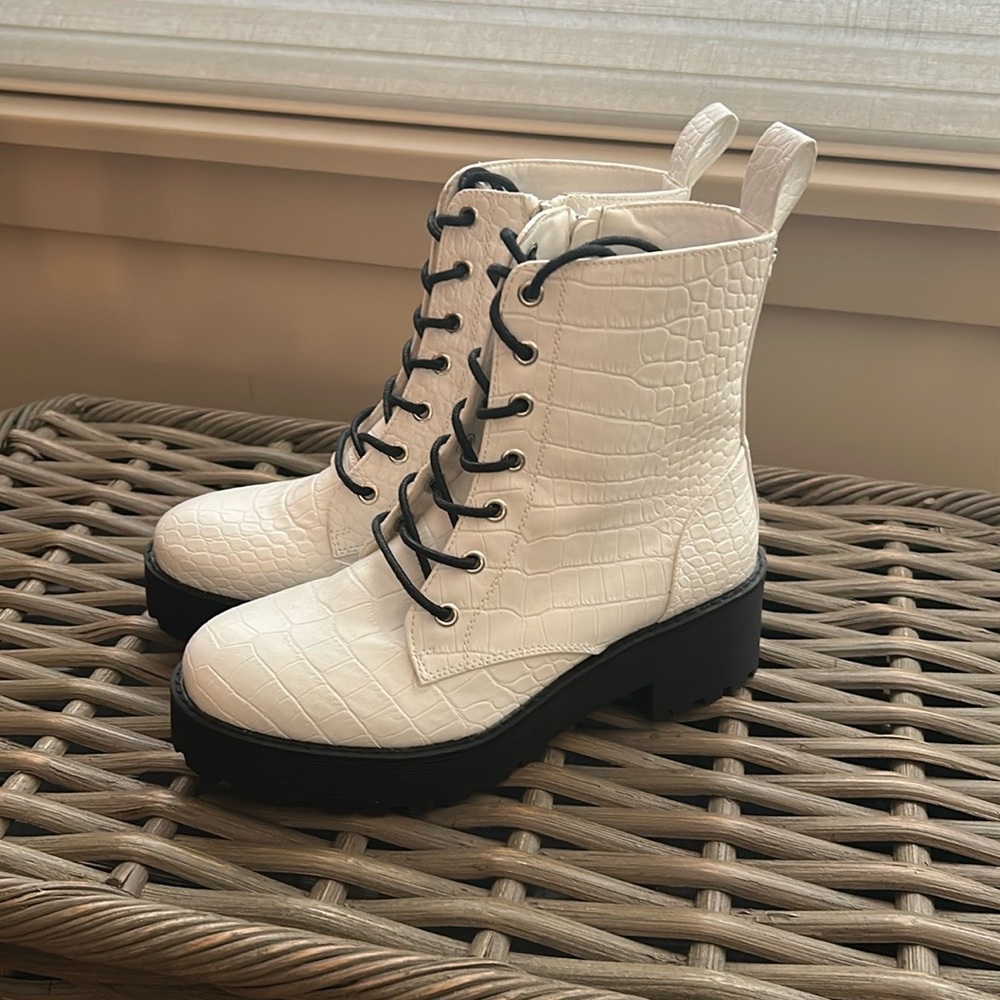 White boots by Dirty Laundry - Size 6.5 - Never worn
